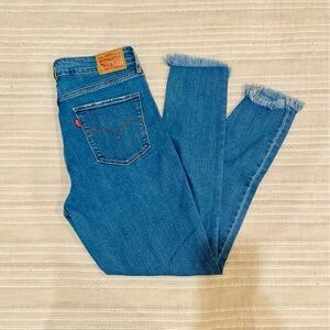 Levi 721 High Rise Frayed Skinny 🤍